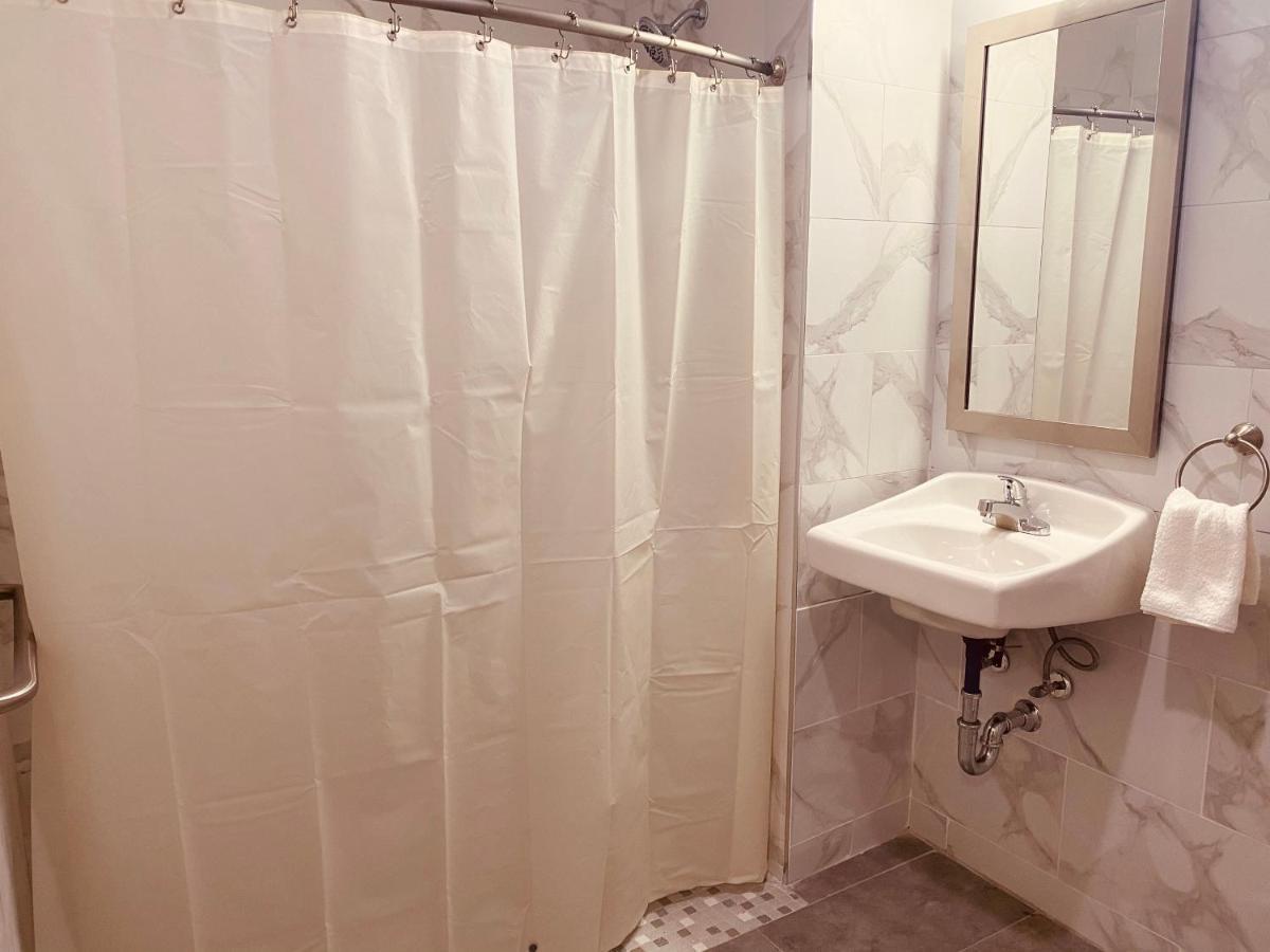 Surface Inn Brooklyn New York Bagian luar foto